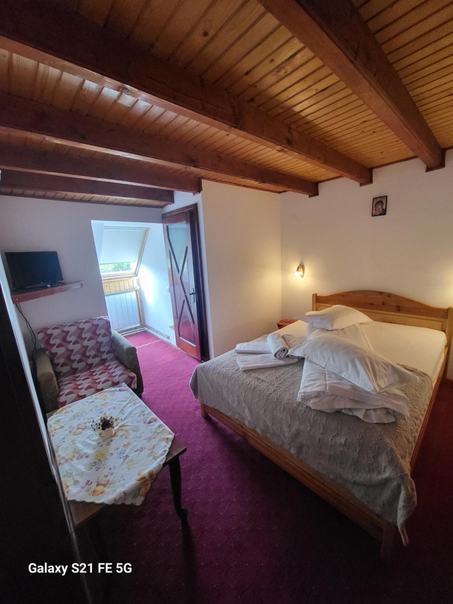 Casa Ernst Hotel Moieciu de Jos Ruang foto